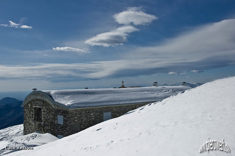20-IL RIFUGIO ALMICI TRA NEVE E CIELO.jpg